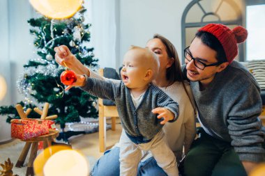 üzerinde Noel tatili ev aile ve küçük oğlu oynuyor. Yeni yıl tatil