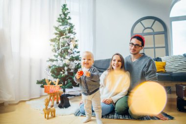 üzerinde Noel tatili ev aile ve küçük oğlu oynuyor. Yeni yıl tatil
