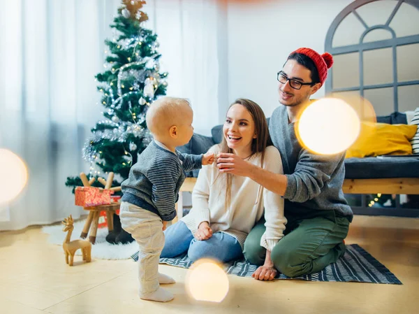 Mamma, Pappa och baby innehav bauble — Stockfoto