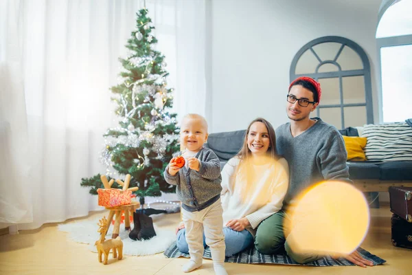 Οικογένεια και ο μικρός γιος παίζει στο σπίτι για τις διακοπές των Χριστουγέννων. Νέο έτος διακοπές — Φωτογραφία Αρχείου
