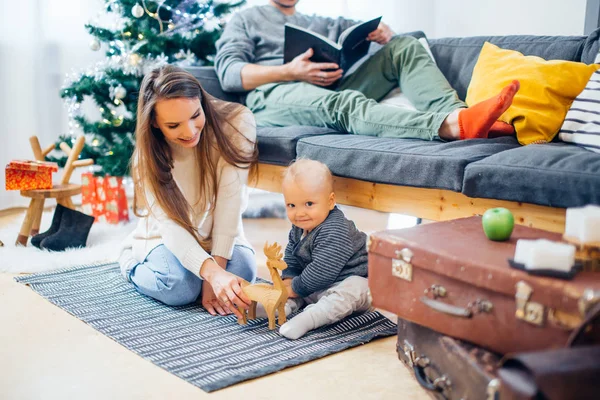 Gelukkige familie moeder en baby zoontje spelen home op kerstvakantie — Stockfoto