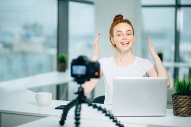 Kadın Vlogger Evde Dizüstü bilgisayarla Yayın Yapıyor