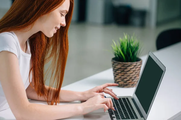 Жінка друкує на ноутбуці на робочому місці Жінка працює в домашньому офісі клавіатури — стокове фото