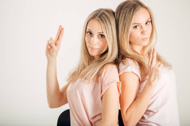 İki ikiz kız ve arkadaşı silah hareketini göster