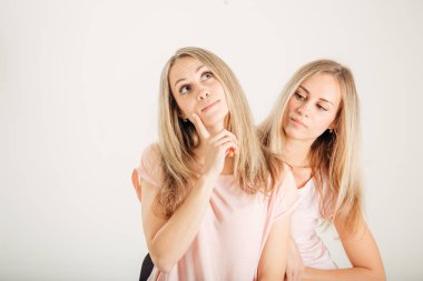 Genç kadın düşünme fikir. Kız kardeşim en iyi arkadaş ikizler. Komik güzel Model