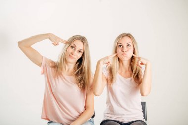 Komik genç kadın deli bağırarak çığlık başka bir