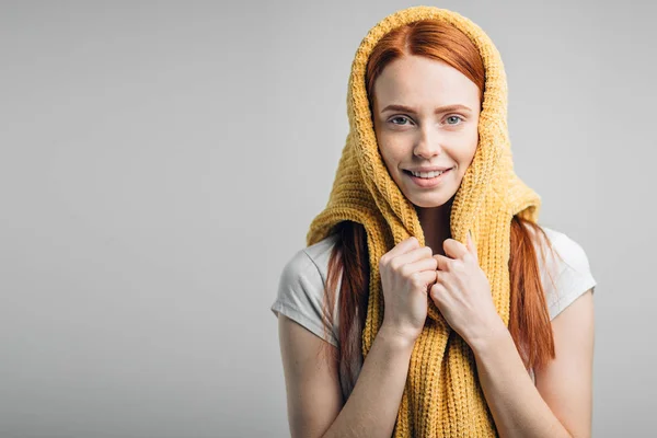 Menina ruiva usando camisola de malha na cabeça como lenço de cabeça — Fotografia de Stock