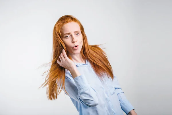 Mulher de cabelos vermelhos em camisa azul dançando ou se alegrando com algo — Fotografia de Stock