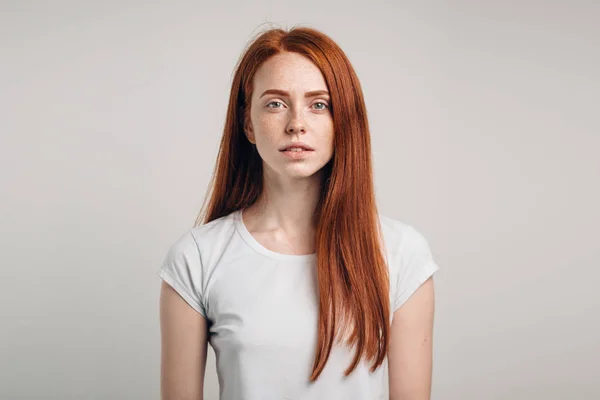 Redhead girl with healthy freckled skin looking at camera — Stock Photo, Image