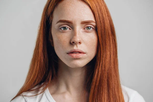 유럽 외관 실내 포즈의 아름 다운 생강 젊은 빨간 머리 여성. — 스톡 사진