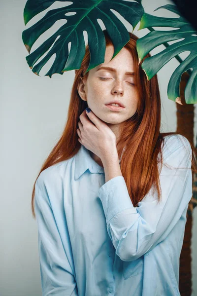 Yeşil yapraklı güzel kızıl saçlı kız.. — Stok fotoğraf