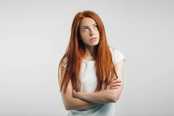 Kızıl saçlı portresi kız rollong gözleri ve çapraz silah sıktı — Stok fotoğraf