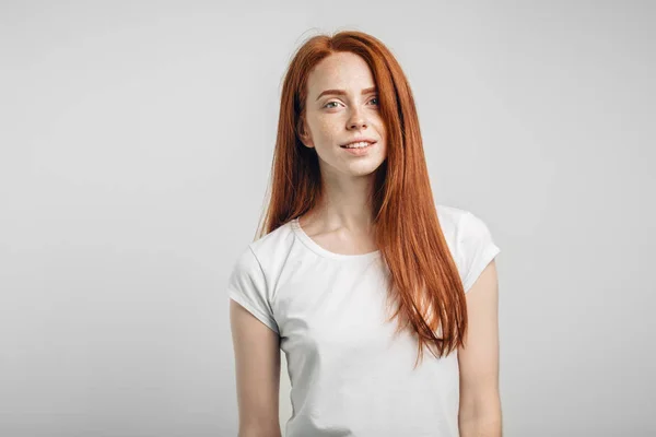 Jovem menina ruiva atraente sorrindo olhando para a câmera. — Fotografia de Stock