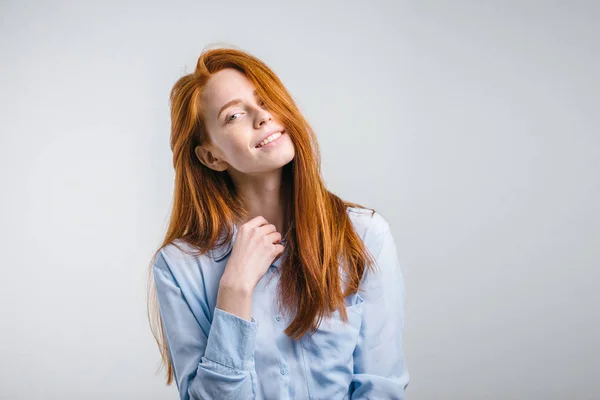 Joven chica pelirroja atractiva sonriendo mirando a la cámara. — Foto de Stock