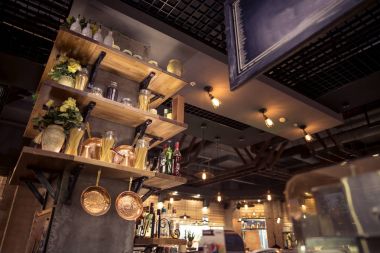 Ahşap klasik mobilyalarla modern ve basit bir kafe.