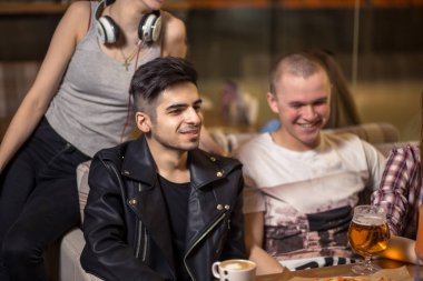 Grup insanlar içme kahve Cafe konsept