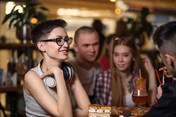 Personas que beben café en la cafetería Concepto — Foto de Stock