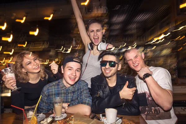 Vrienden met plezier en het drinken van bier in nachtclub. lange blootstelling — Stockfoto