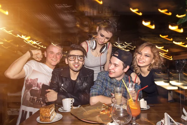 Amigos divirtiéndose y tomando cerveza en el club nocturno. larga exposición — Foto de Stock