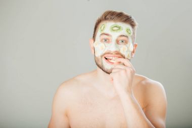 Adam yüz, gri arka plan üzerinde kozmetik maskesi