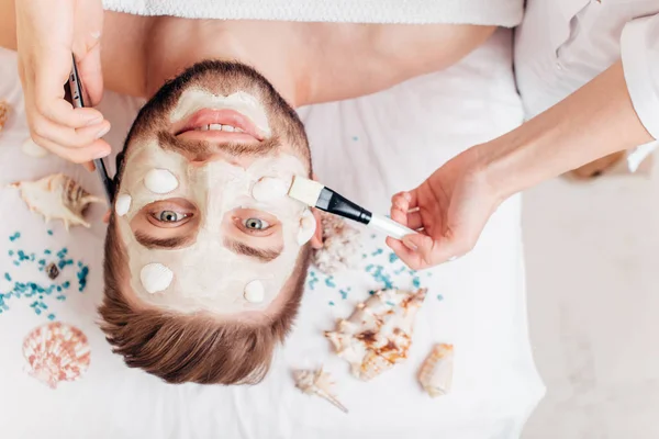 Hombre con máscara cosmética en el salón de spa — Foto de Stock