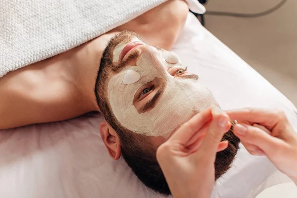 Az ember a maszk kozmetikai eljárás a spa szalon — Stock Fotó