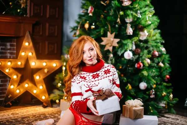 Dame in elegantem Höschen und Pullover mit Geschenken — Stockfoto