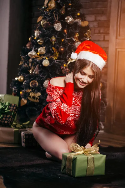 Mulher sexy bonita em camisola de Natal vermelho. Mulher de inverno com presente de Natal — Fotografia de Stock