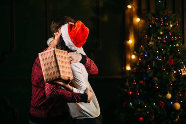 Noel hediyesi kız arkadaşına veren adam