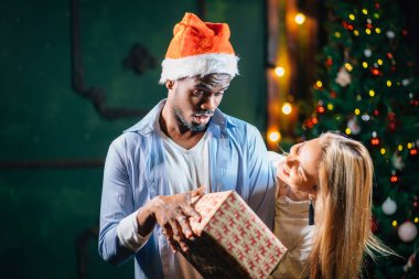 Noel hediyesi kız arkadaşına veren adam