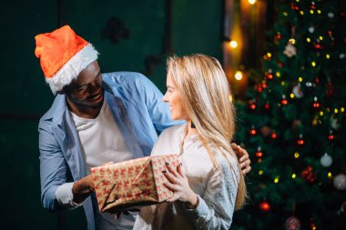 Noel hediyesi kız arkadaşına veren adam