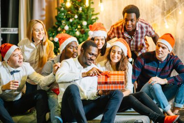 sihirli Noel hediye açılış mutlu gülümseyen arkadaşlar