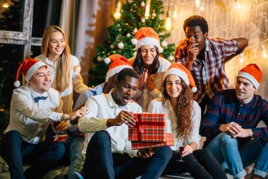 sihirli Noel hediye açılış mutlu gülümseyen arkadaşlar