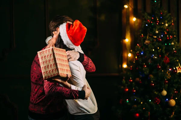 Noel hediyesi kız arkadaşına veren adam