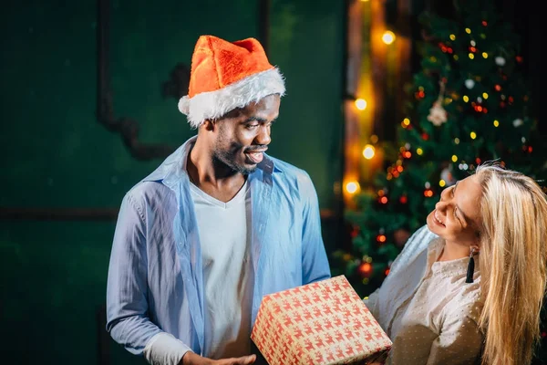 Noel hediyesi kız arkadaşına veren adam