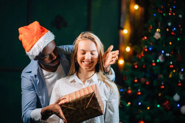 Man ger julklapp till flickvännen — Stockfoto