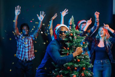 Afrika kökenli Amerikalı adam Noel ağacı ile sarılma