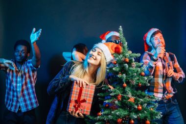 Yeni yıl birlikte kutluyor. Noel Baba şapkaları içinde güzel gençlerin grup