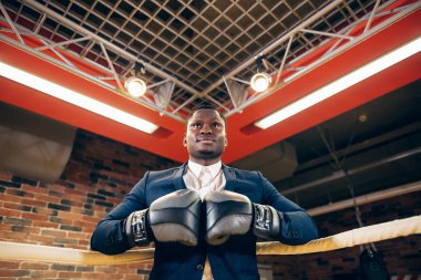 Boks eldivenleri hazır kurumsal Savaşı ile işadamı.