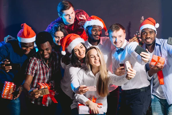 Arkadaşlar selfie yapım ve having fun Club. Noel ve yeni yıl kavramı — Stok fotoğraf