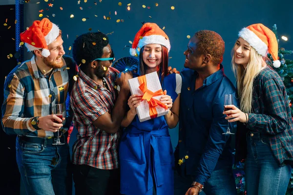 Fira nyår tillsammans. Grupp vackra ungdomar i Santa hattar — Stockfoto