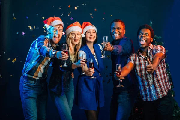 Fiesta de Navidad amigos en la bebida y la diversión — Foto de Stock