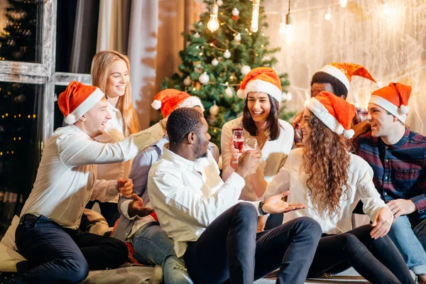 Amici della festa di Natale a bere e divertirsi — Foto Stock