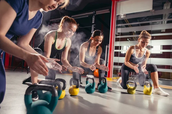 Functionele fitnesstraining in de fitnessruimte met kettlebell — Stockfoto