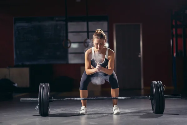 Kadın hazırlık gerçekleştirme deadlift egzersiz yaparak — Stok fotoğraf