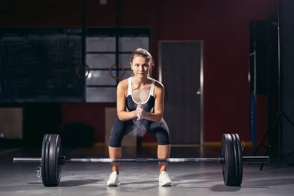 Uitvoeren van vrouwelijke voorbereiding doen deadlift oefening — Stockfoto