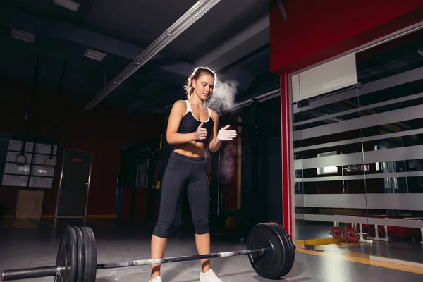 Uitvoeren van vrouwelijke voorbereiding doen deadlift oefening — Stockfoto