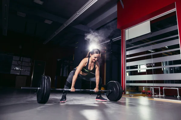 Cross fit vrouw in de sportschool — Stockfoto