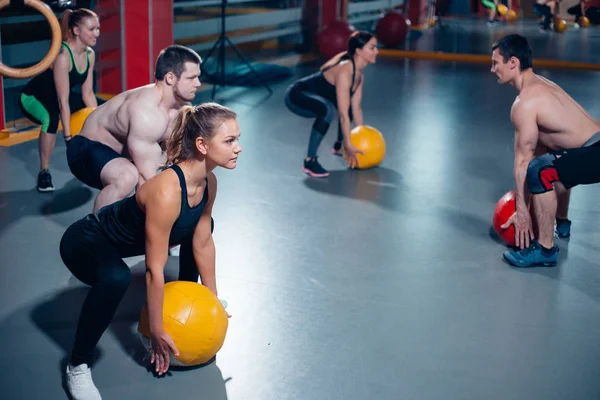 Atletas se agachan con la pelota en las manos . —  Fotos de Stock