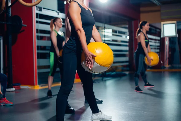 Träning grupp kvinna och man på gym — Stockfoto
